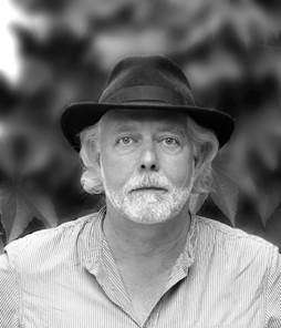 Ein Bild, das Mann, Person, draußen, Hut enthält.
Automatisch generierte Beschreibung